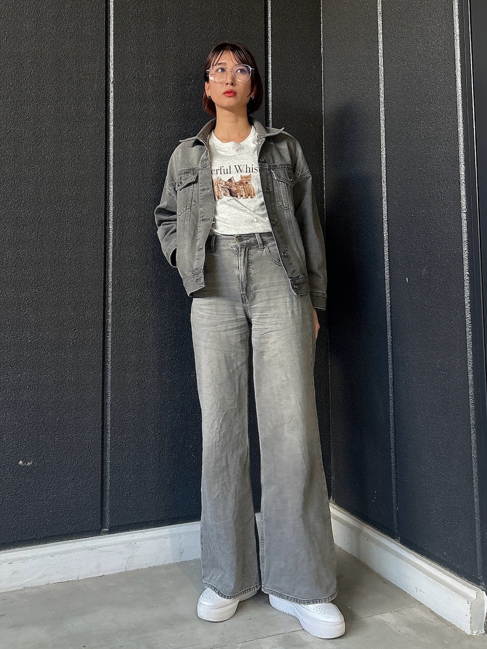 「オトナカジュアル、大人ガーリー、カジュアルガーリー、メガネ女子、猫、UNIQLO、ユニクロ、セットアップスタイル、デニムジャケット、デニムコーデ、ワントーンコーデ、韓国ファッション、韓国コーデ、グレー、女子会コーデ」｜「UNIQLOのアイテム（デニムパンツ、グレー系）」を使った、ʜᴀʀᴜᴋᴀさん（レディース・163cm）の春コーディネートの2枚目の写真