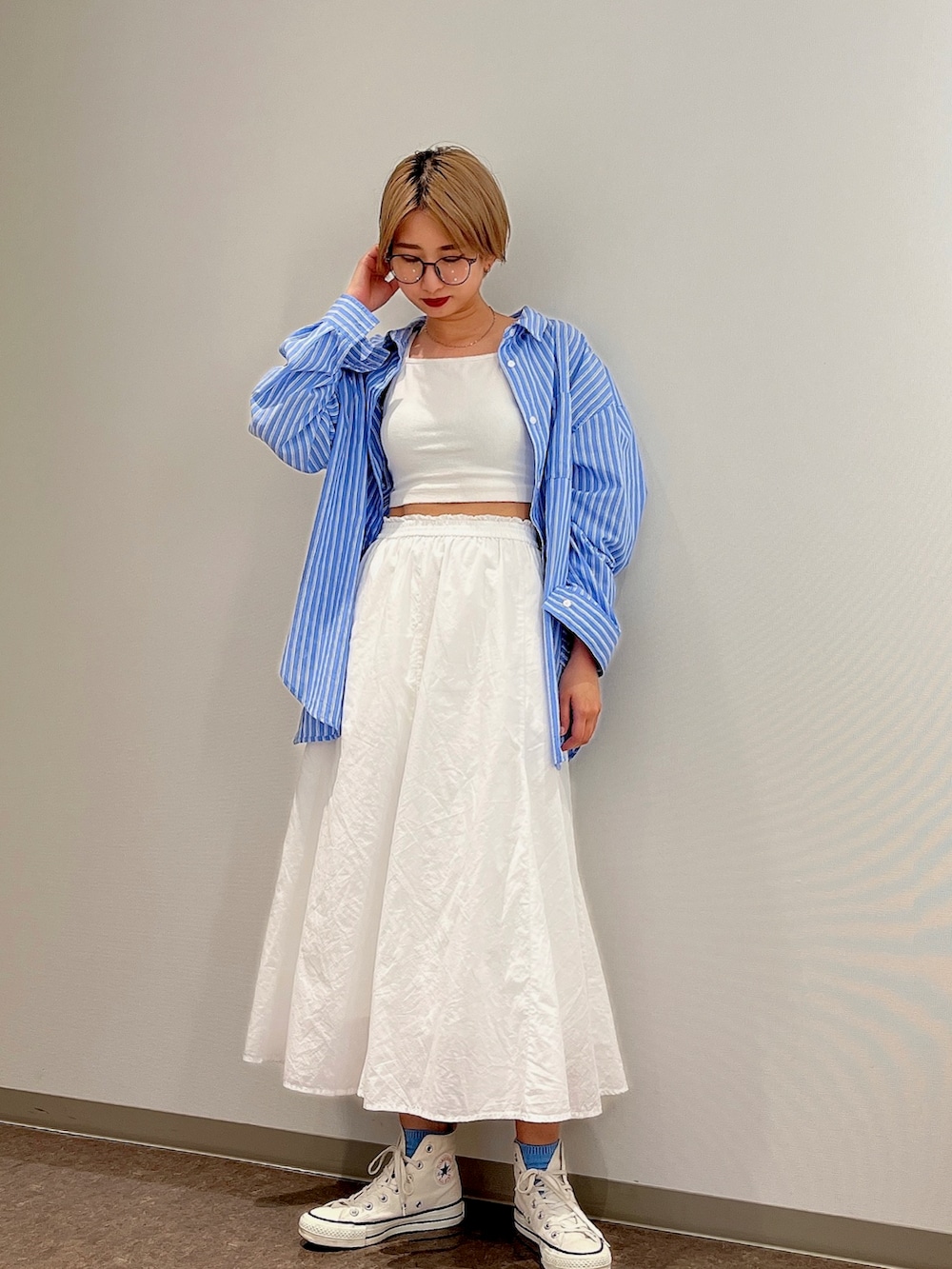 ホワイト系のキャミソール、ブルー系のシャツ/ブラウス、ホワイト系のスカートを着用したレディースの夏コーディネートの2枚目の写真