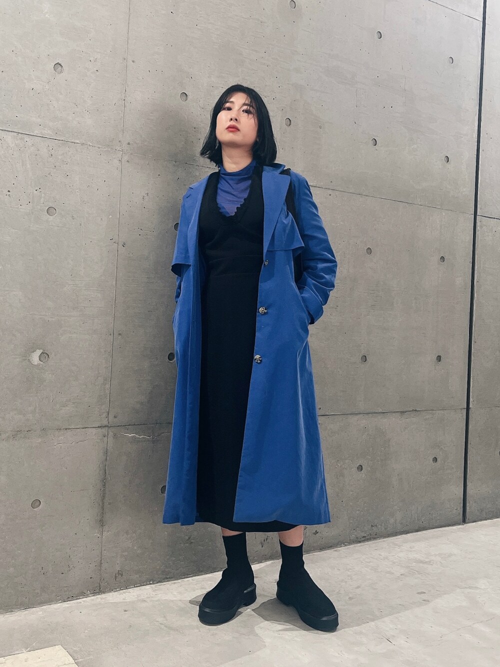 「休日スタイル、ブルー、ブルーコーデ、トレンチコート、古着MIX、ワンピース、ワンピースコーデ、レイヤードスタイル、シアートップス、shein、プチプラコーデ、ショートブーツ、春服、いまどきジャケット写真、ロングワンピース」｜「SHEINのアイテム（ブーツ、ブラック系）」を使った、ʜᴀʀᴜᴋᴀさん（レディース・163cm）の春コーディネートの2枚目の写真