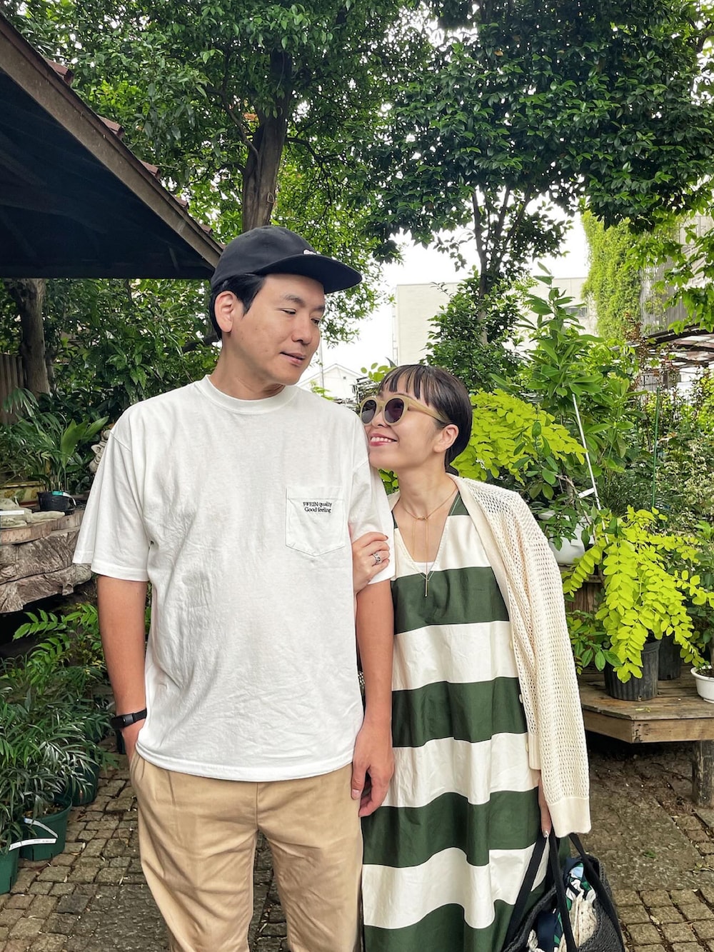 ホワイト系のTシャツ/カットソー、ベージュ系のパンツを着用したレディースの春コーディネートの2枚目の写真