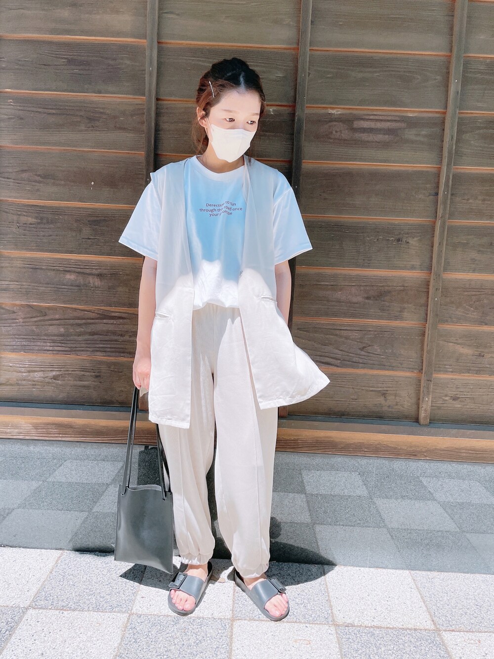 ホワイト系のTシャツ/カットソー、ブラック系のショルダーバッグを着用したレディースの夏コーディネートの2枚目の写真