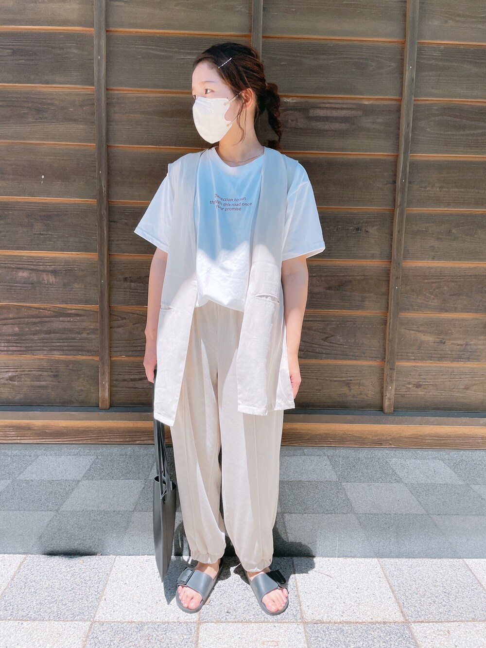 ホワイト系のTシャツ/カットソー、ブラック系のショルダーバッグを着用したレディースの夏コーディネートの3枚目の写真