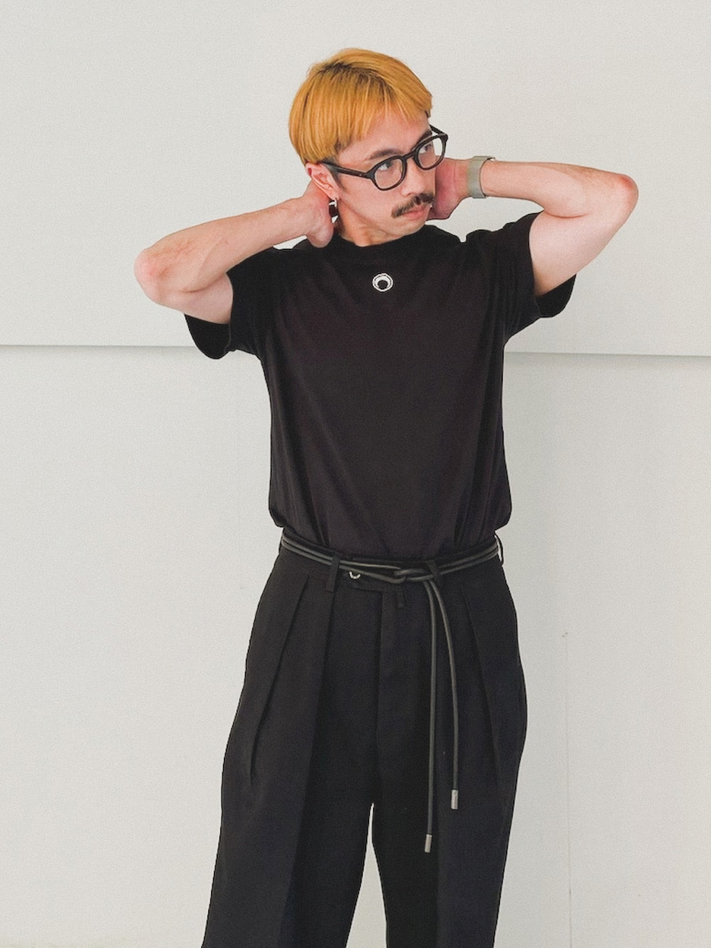 「秋っぽコーデ更新中、メガネ男子、ワントーンコーデ、タックイン、シンプルコーデ、モード、スニーカー、スラックス、ワイドパンツ、お出かけコーデ、きれいめカジュアル、オールブラック」｜「MARINE SERREのORGANIC-COTTON T-SHIRT（Tシャツ/カットソー、ブラック系）」を使った、　MATSU  MAKOTOさん（メンズ・160cm）の秋コーディネートの3枚目の写真