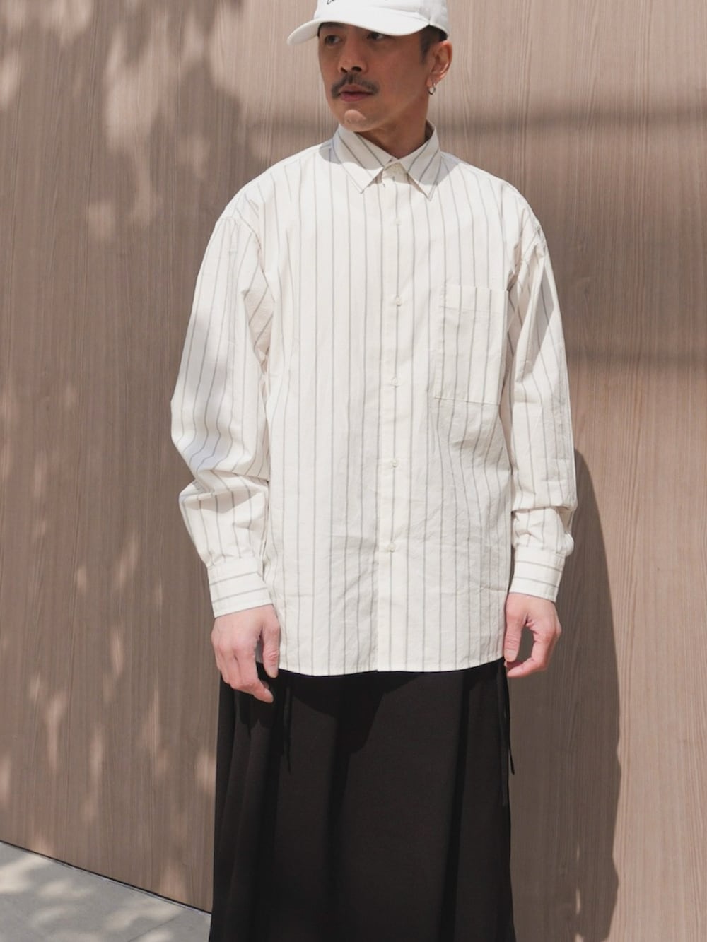 「スカート男子、スラックス、レイヤードスタイル、シャツスタイル、キャップ、モノトーン、ストライプ、モード、きれいめカジュアル、お出かけコーデ、休日スタイル、プチプラ、ビッグシルエット、ワイドパンツ、低身長」｜「UNIQLOのアイテム（シャツ/ブラウス、ホワイト系）」を使った、　MATSU  MAKOTOさん（メンズ・160cm）の春コーディネートの3枚目の写真