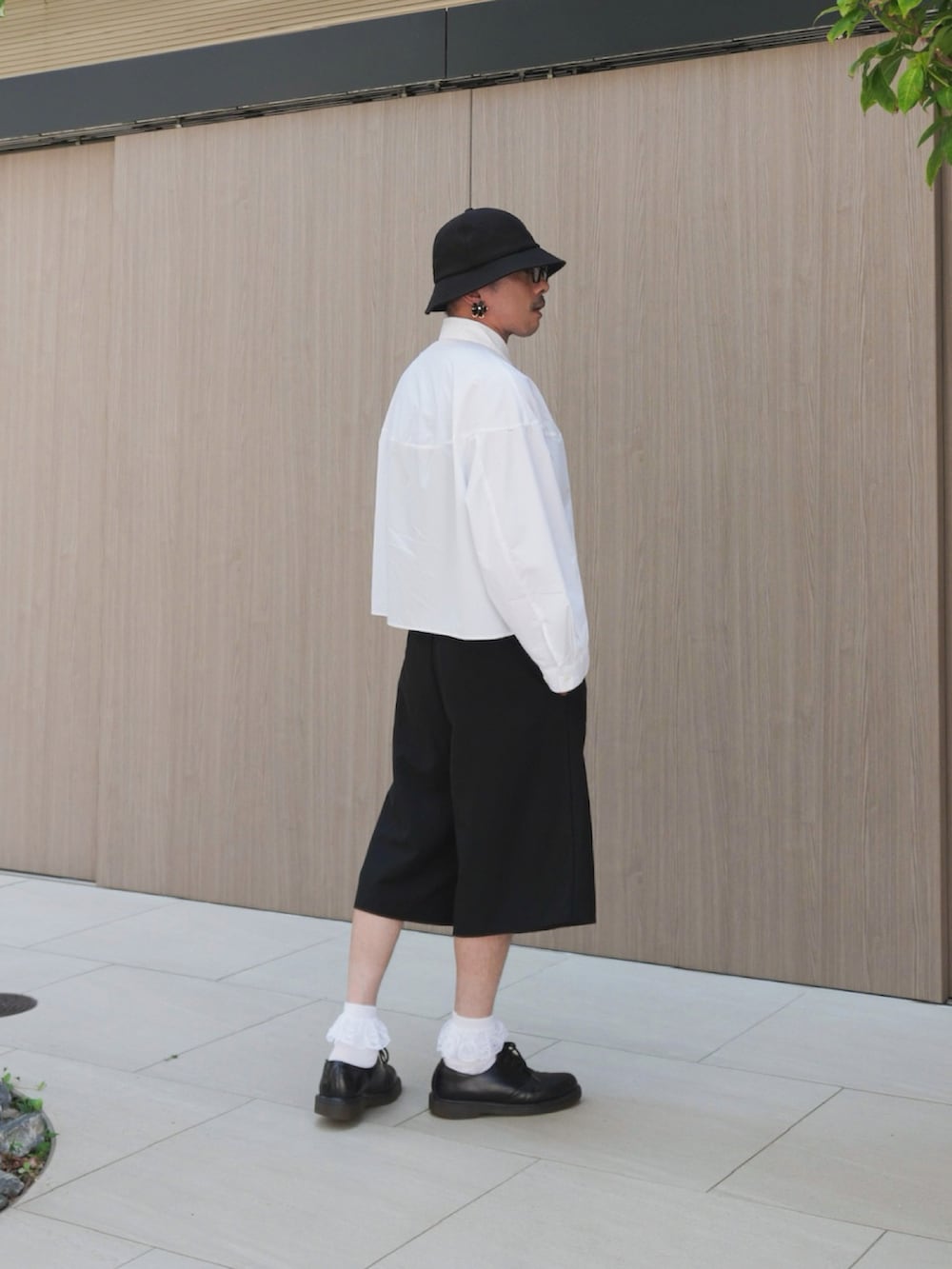「夏コーデ、モノトーン、シャツスタイル、シンプルコーデ、バケットハット、メガネ男子、レザー、厚底シューズ、ハーフパンツ、きれいめカジュアル、モード、お出かけコーデ、休日スタイル、低身長」｜「MARNIのFLOWER / お花モチーフピアス（ピアス（両耳用）、ブラック系）」を使った、　MATSU  MAKOTOさん（メンズ・160cm）の夏コーディネートの2枚目の写真