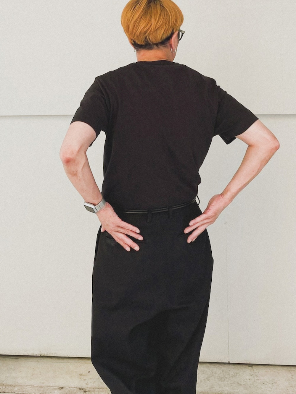 「秋っぽコーデ更新中、メガネ男子、ワントーンコーデ、タックイン、シンプルコーデ、モード、スニーカー、スラックス、ワイドパンツ、お出かけコーデ、きれいめカジュアル、オールブラック」｜「MARINE SERREのORGANIC-COTTON T-SHIRT（Tシャツ/カットソー、ブラック系）」を使った、　MATSU  MAKOTOさん（メンズ・160cm）の秋コーディネートの4枚目の写真