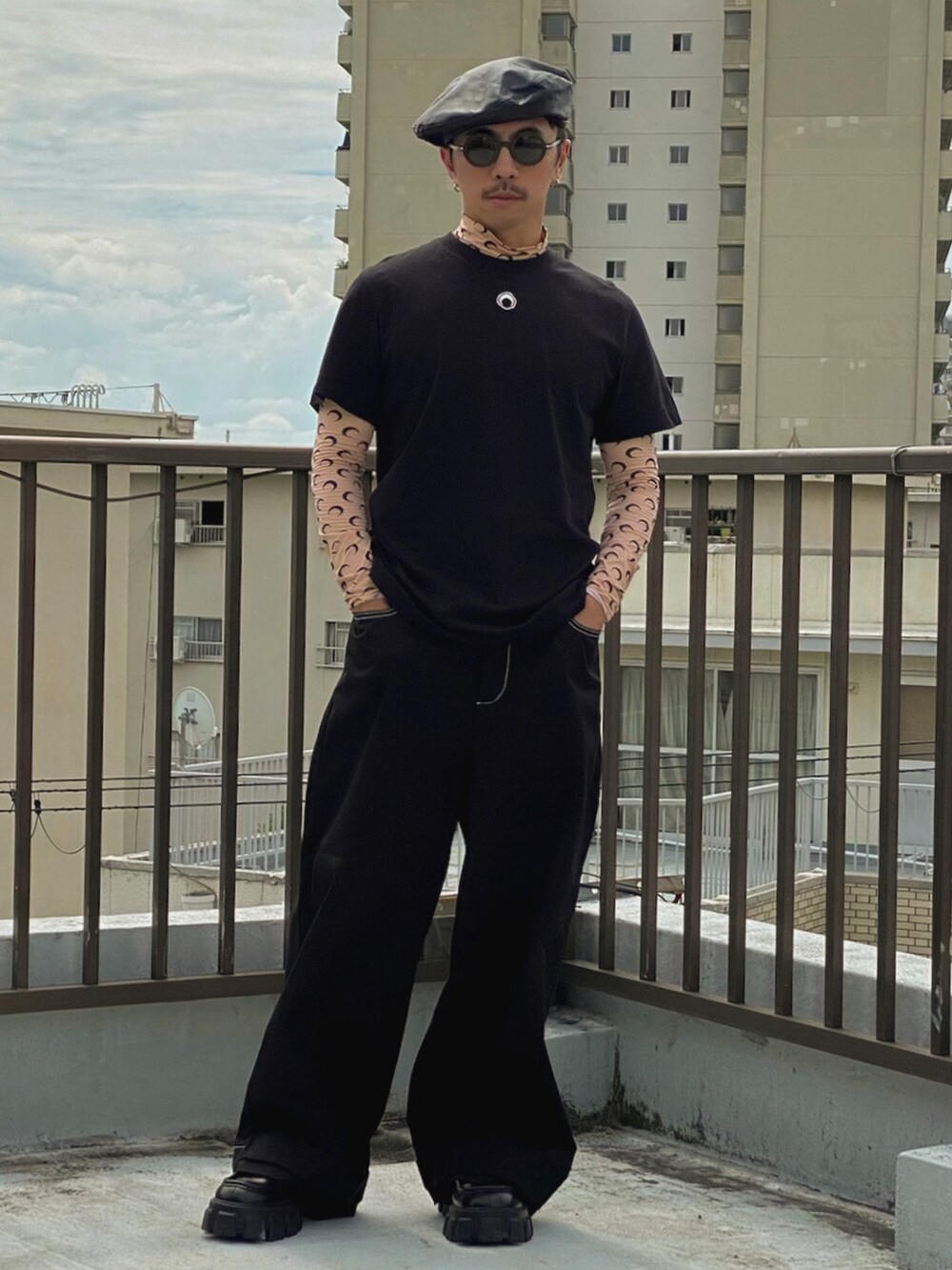 「オールブラック、ワイドパンツ、厚底シューズ、ローファー、ベージュ、ベレー帽、ハンチング、ロゴT、タートルネック、ロンT、オーバーサイズ、サングラス、革靴、レイヤードスタイル、モード」|「SUNNEIのアイテム(パンツ、ブラック系)」を使った、 MATSU MAKOTOさん(メンズ・160cm)の秋コーディネートの2枚目の写真