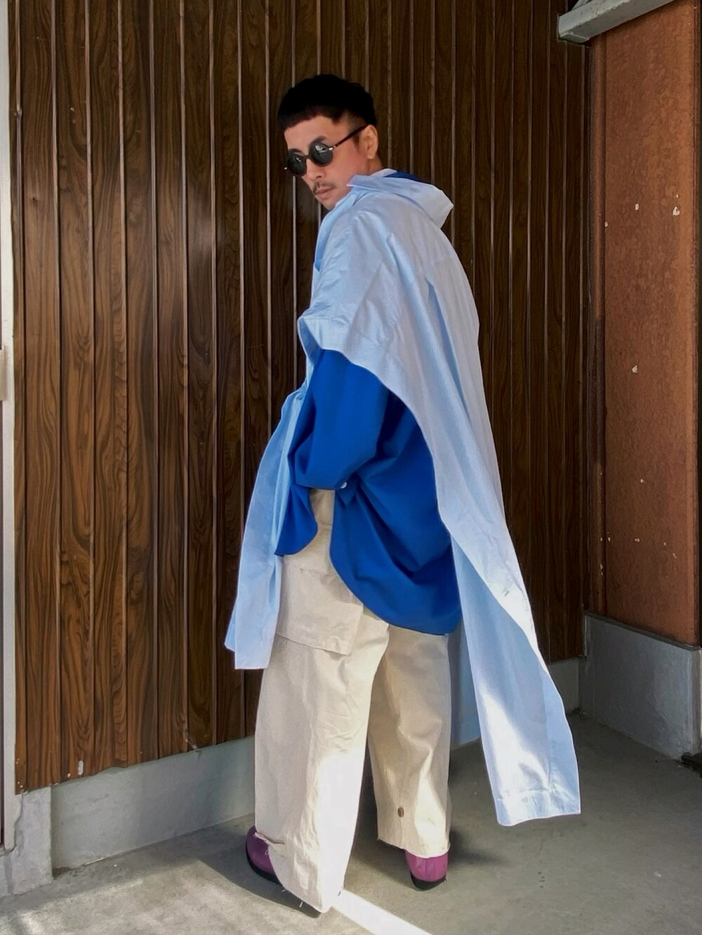 ブルー系のシャツ/ブラウス、ホワイト系のカーゴパンツ、その他のその他を着用したメンズの春コーディネートの2枚目の写真