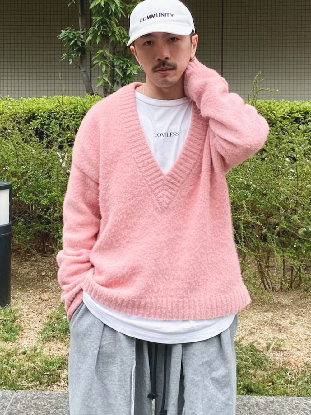 ピンク系のニット/セーター、グレー系のスウェットパンツ、ブラック系のスニーカーを着用したメンズの春コーディネートの4枚目の写真