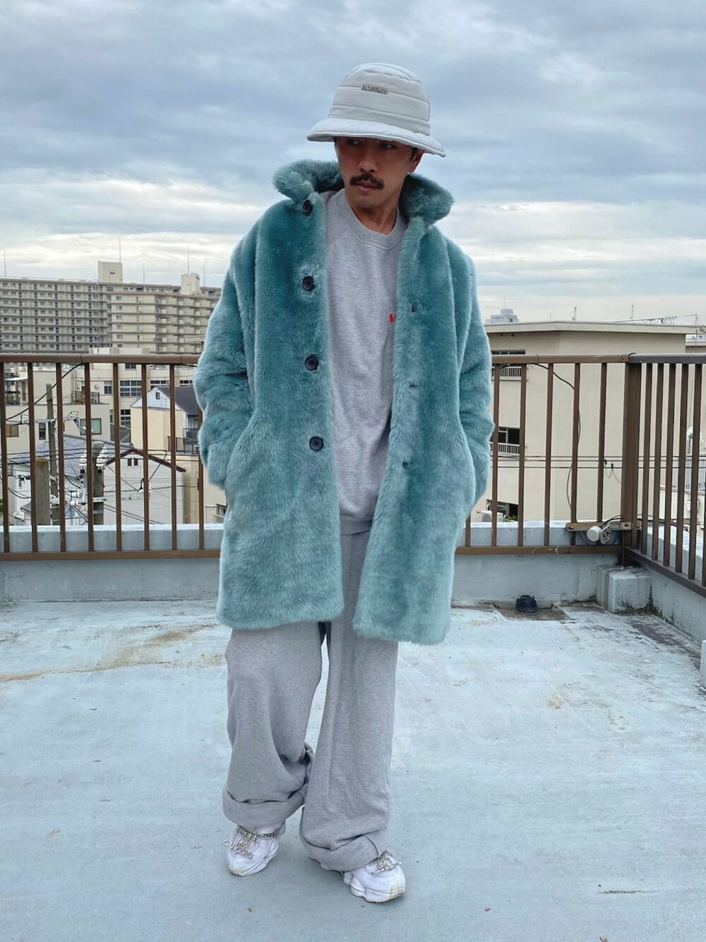 ブルー系のジャケット/アウター、ホワイト系のスニーカー、その他のその他を着用したメンズの冬コーディネートの2枚目の写真