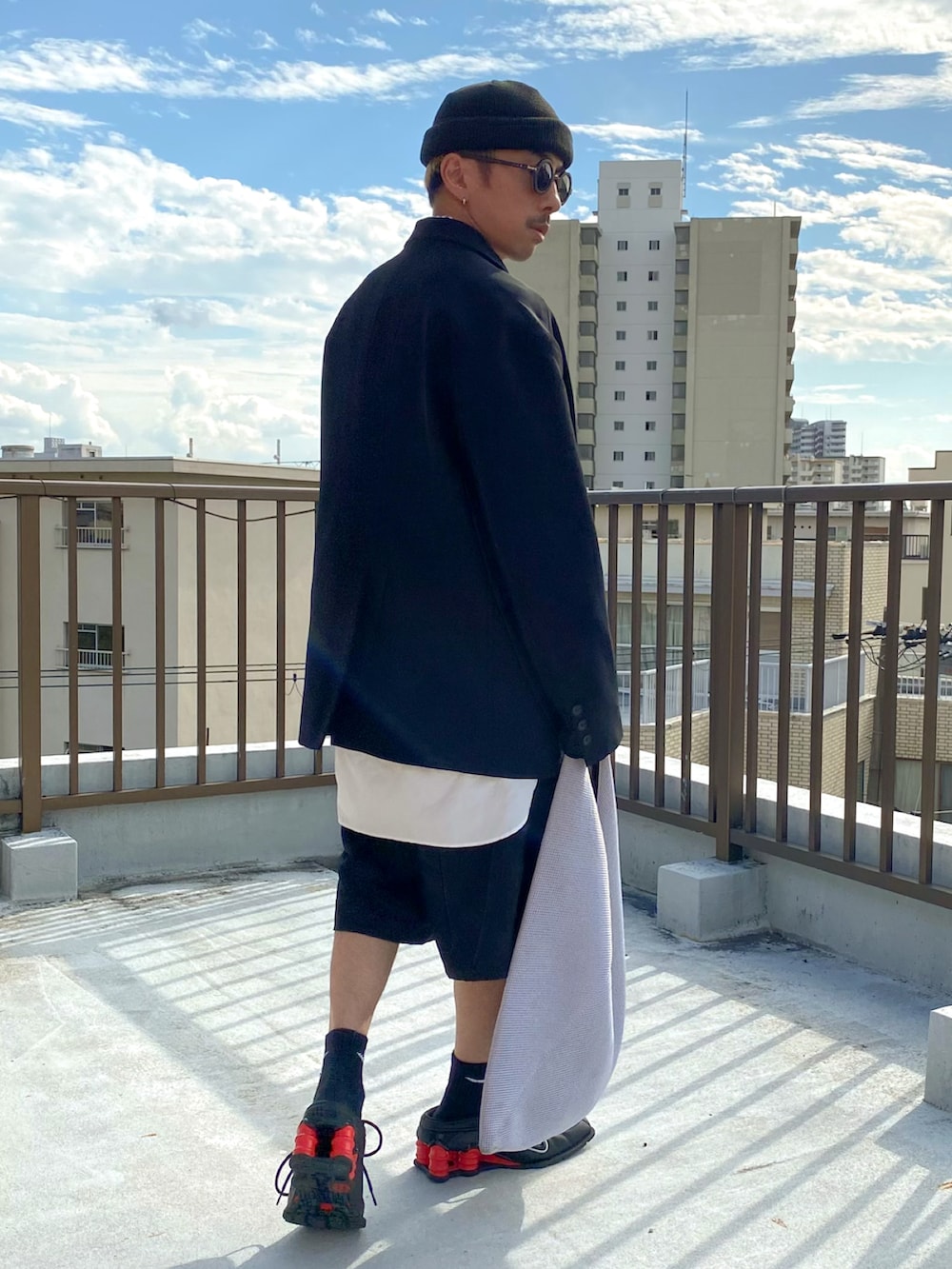 ブラック系のスニーカー、ブラック系のニットキャップ/ビーニー、その他のその他を着用したメンズの秋コーディネートの2枚目の写真