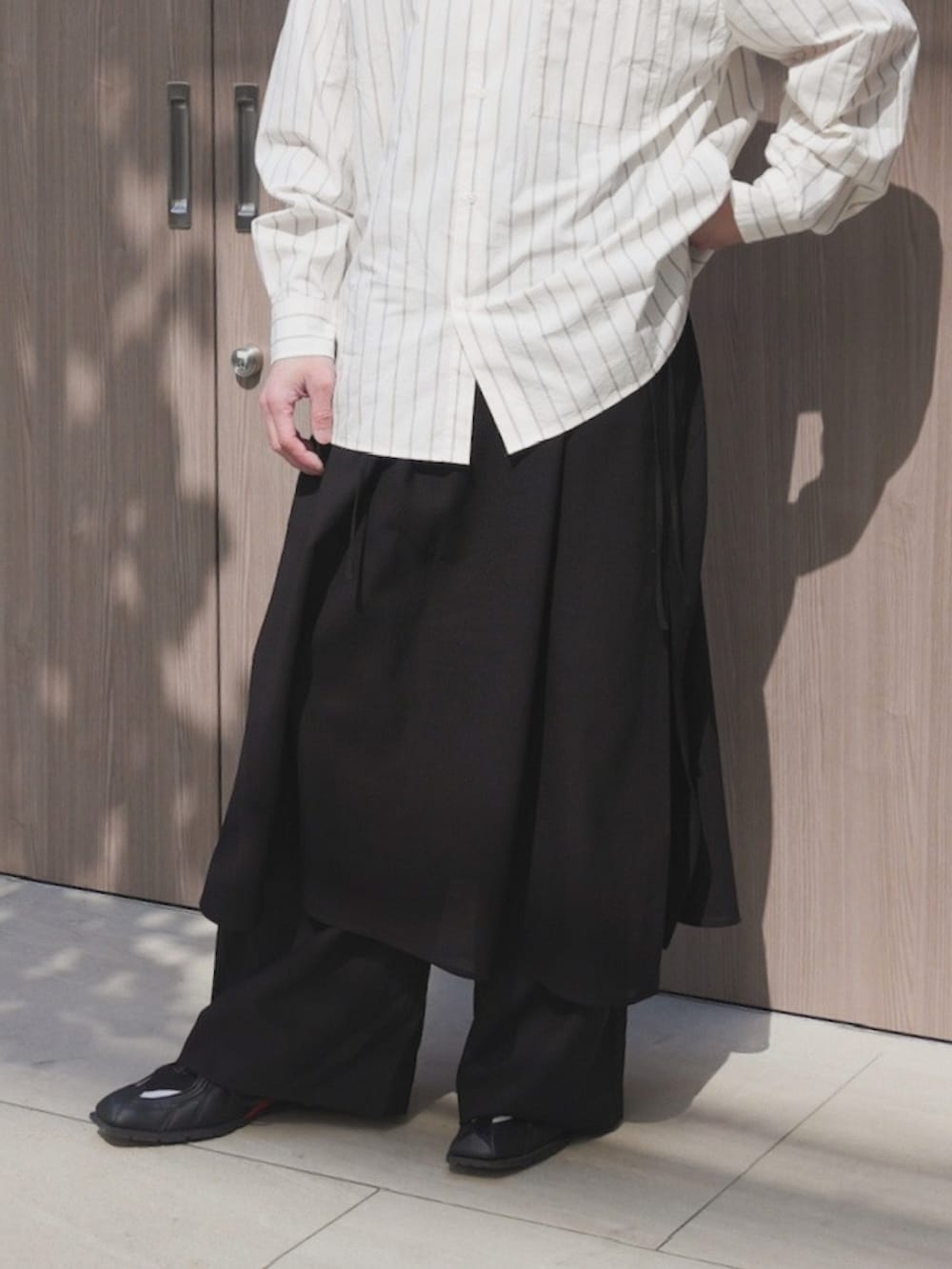 「スカート男子、スラックス、レイヤードスタイル、シャツスタイル、キャップ、モノトーン、ストライプ、モード、きれいめカジュアル、お出かけコーデ、休日スタイル、プチプラ、ビッグシルエット、ワイドパンツ、低身長」｜「UNIQLOのアイテム（シャツ/ブラウス、ホワイト系）」を使った、　MATSU  MAKOTOさん（メンズ・160cm）の春コーディネートの5枚目の写真