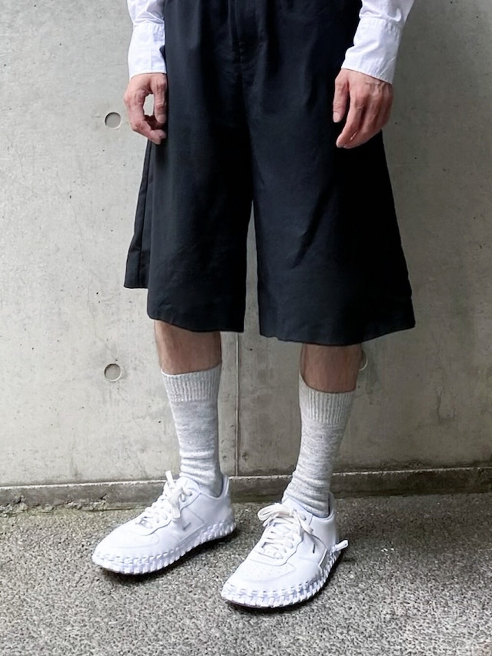 「ショートパンツ、メガネ男子、シャツスタイル、白スニーカー、モノトーン、キャップ、お出かけコーデ、モード、きれいめカジュアル、スニーカー、夏コーデ、タックイン、シンプルコーデ、NIKE、低身長」|「DRESSEDUNDRESSEDのアイテム(キャップ、ホワイト系)」を使った、 MATSU MAKOTOさん(メンズ・160cm)の夏コーディネートの4枚目の写真
