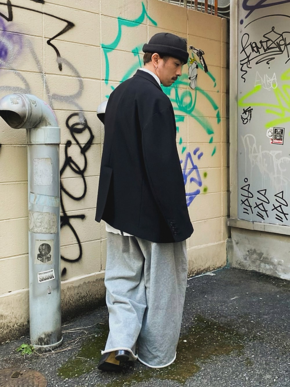 「ニット帽、テーラードジャケット、シャツスタイル、レイヤードスタイル、ビッグシルエット、ワイドパンツ、スウェット、ブーツ、モノトーン、モード、きれいめカジュアル」｜「Aphlotusのカットオフデザイン ピンタックトラウザースウェットパンツ 無地＆ムラ染め柄（スウェットパンツ、グレー系）」を使った、　MATSU  MAKOTOさん（メンズ・160cm）の秋コーディネートの2枚目の写真