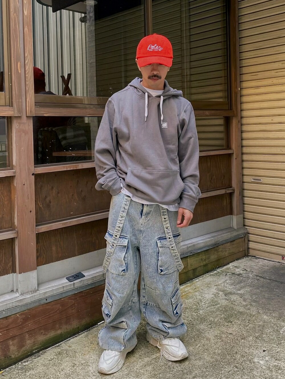 「秋服まるっと大公開、秋コーデ、キャップ、パーカー、ビッグシルエット、ストリート、デニム、カーゴパンツ、スニーカー、白スニーカー、レイヤードスタイル、ワイドパンツ、ワントーンコーデ、淡色コーデ、厚底シューズ」｜「instagram🏳️‍🌈のInstagram ▶︎ matsu_makoto_   インスタをメインにしています！フォローよろしくお願いします🤍（その他、その他）」を使った、　MATSU  MAKOTOさん（メンズ・160cm）の秋コーディネートの2枚目の写真