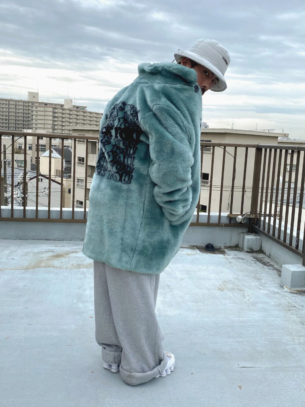 ブルー系のジャケット/アウター、ホワイト系のスニーカー、その他のその他を着用したメンズの冬コーディネートの3枚目の写真