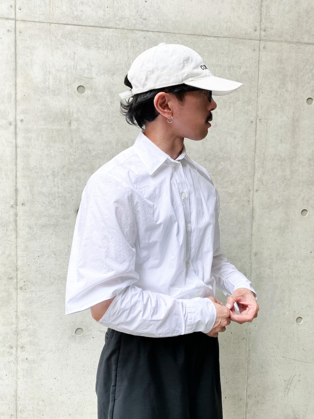 「ショートパンツ、メガネ男子、シャツスタイル、白スニーカー、モノトーン、キャップ、お出かけコーデ、モード、きれいめカジュアル、スニーカー、夏コーデ、タックイン、シンプルコーデ、NIKE、低身長」|「DRESSEDUNDRESSEDのアイテム(キャップ、ホワイト系)」を使った、 MATSU MAKOTOさん(メンズ・160cm)の夏コーディネートの2枚目の写真