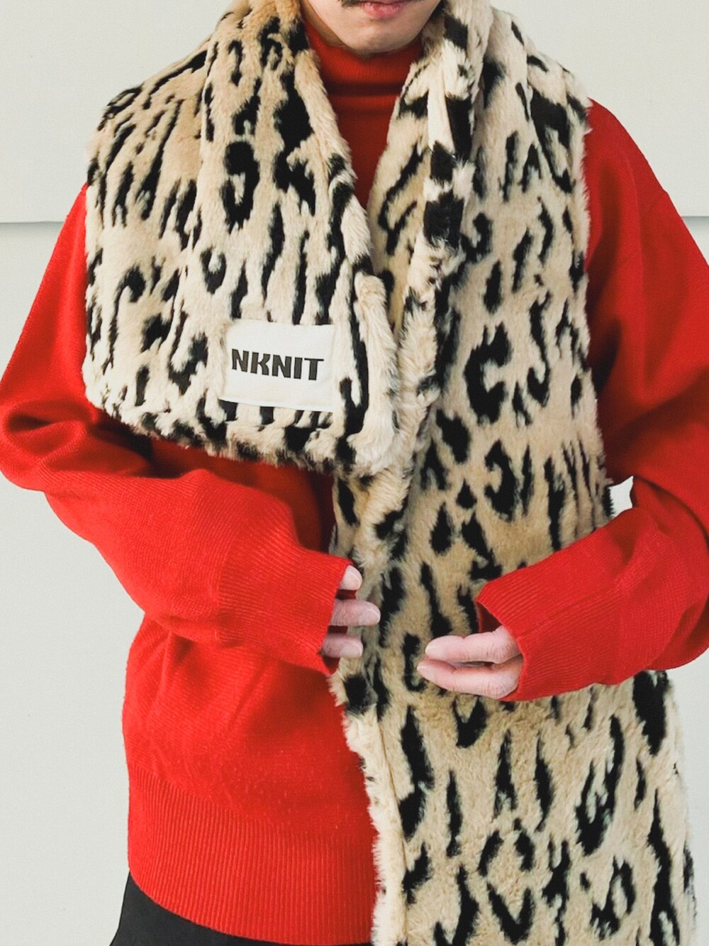 ✴︎NKNIT✴︎ヒョウ柄マフラー MATSU MAKOTO｜NKNITのマフラーを使ったコーディネート - WEAR