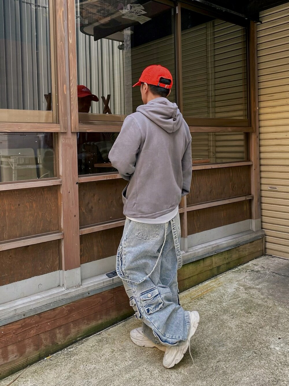「秋服まるっと大公開、秋コーデ、キャップ、パーカー、ビッグシルエット、ストリート、デニム、カーゴパンツ、スニーカー、白スニーカー、レイヤードスタイル、ワイドパンツ、ワントーンコーデ、淡色コーデ、厚底シューズ」｜「instagram🏳️‍🌈のInstagram ▶︎ matsu_makoto_   インスタをメインにしています！フォローよろしくお願いします🤍（その他、その他）」を使った、　MATSU  MAKOTOさん（メンズ・160cm）の秋コーディネートの3枚目の写真