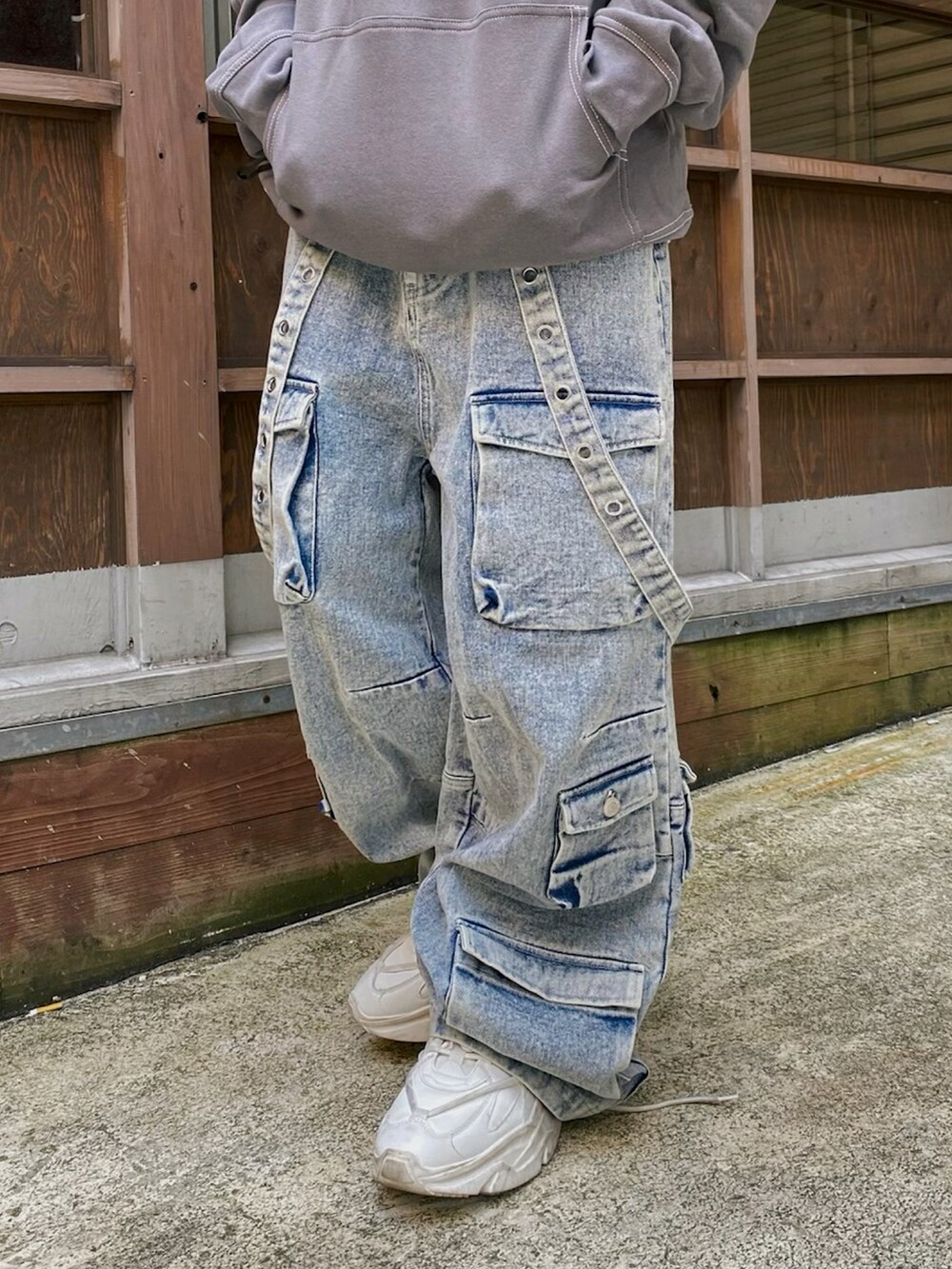「秋服まるっと大公開、秋コーデ、キャップ、パーカー、ビッグシルエット、ストリート、デニム、カーゴパンツ、スニーカー、白スニーカー、レイヤードスタイル、ワイドパンツ、ワントーンコーデ、淡色コーデ、厚底シューズ」｜「instagram🏳️‍🌈のInstagram ▶︎ matsu_makoto_   インスタをメインにしています！フォローよろしくお願いします🤍（その他、その他）」を使った、　MATSU  MAKOTOさん（メンズ・160cm）の秋コーディネートの4枚目の写真