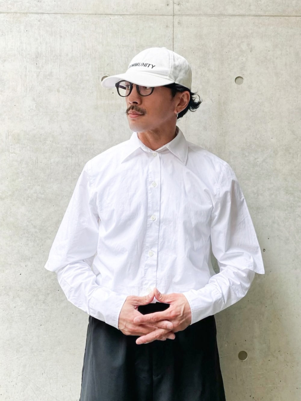 「ショートパンツ、メガネ男子、シャツスタイル、白スニーカー、モノトーン、キャップ、お出かけコーデ、モード、きれいめカジュアル、スニーカー、夏コーデ、タックイン、シンプルコーデ、NIKE、低身長」|「DRESSEDUNDRESSEDのアイテム(キャップ、ホワイト系)」を使った、 MATSU MAKOTOさん(メンズ・160cm)の夏コーディネートの3枚目の写真