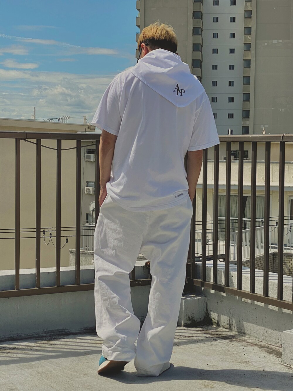 ホワイト系のTシャツ/カットソー、その他のその他を着用したメンズの夏コーディネートの2枚目の写真