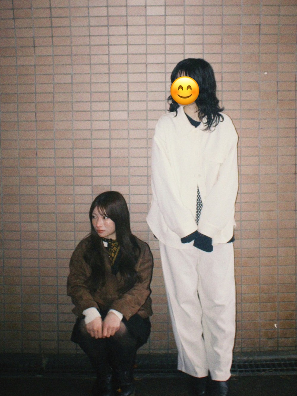 ブラック系のワンピース、ブラウン系のジャケット/アウターを着用したレディースの秋コーディネートの2枚目の写真