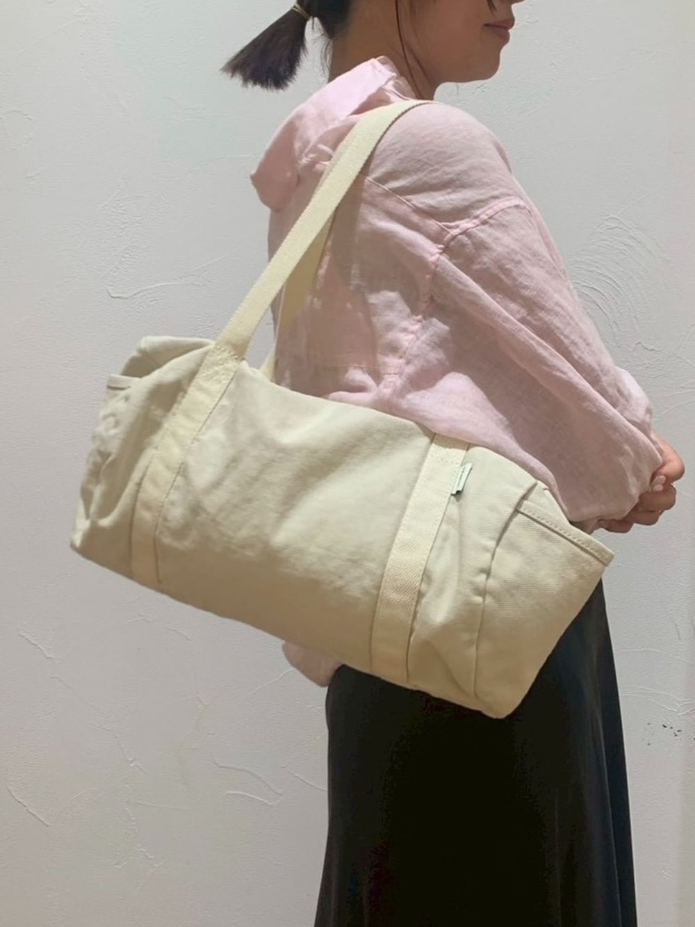 ピンク系のシャツ/ブラウス、ブラック系のスカート、ホワイト系のタンクトップを着用したレディースの春コーディネートの8枚目の写真