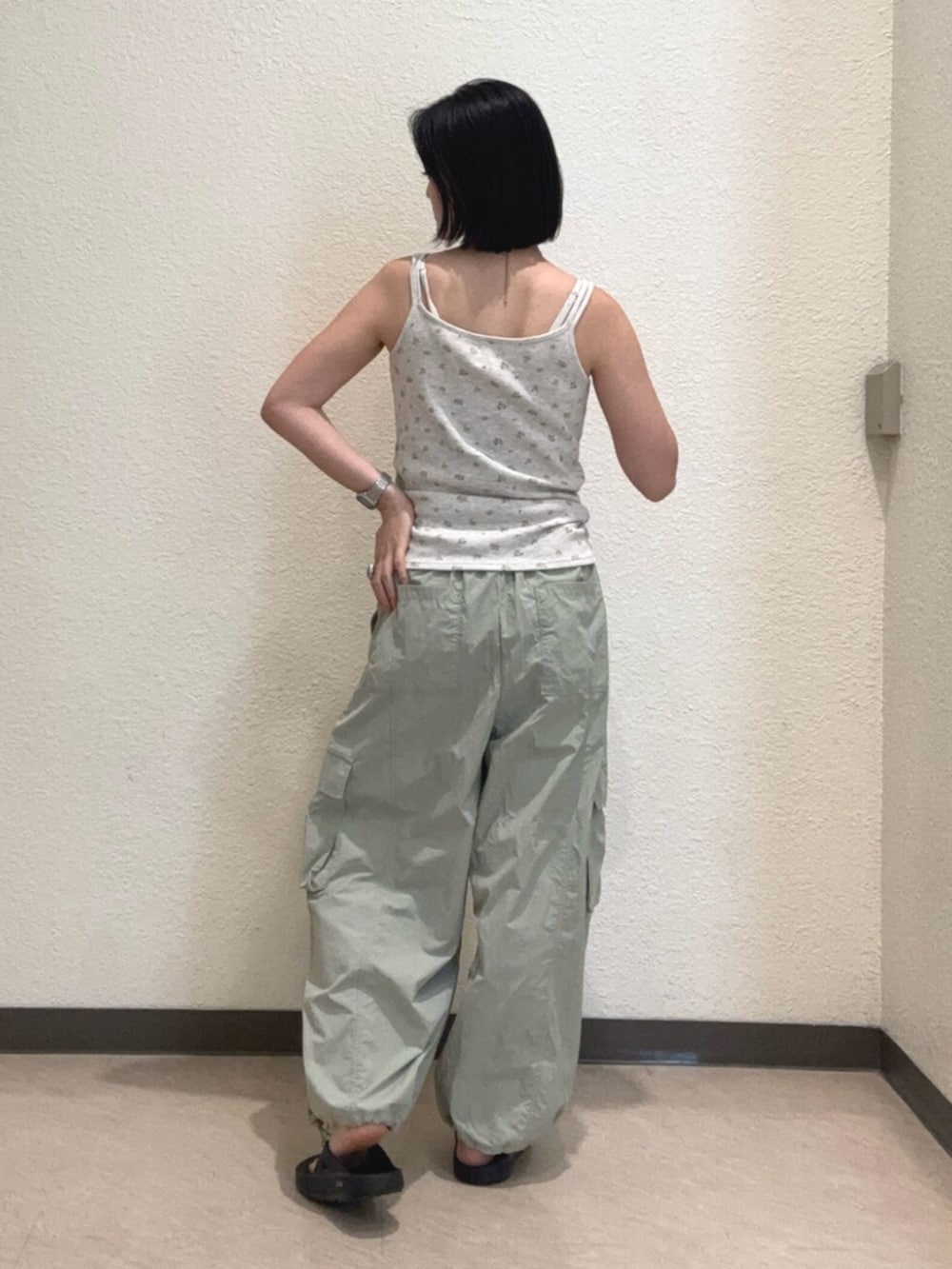 グレー系のキャミソール、グリーン系のその他パンツ、ブルー系のリングを着用したレディースの夏コーディネートの3枚目の写真