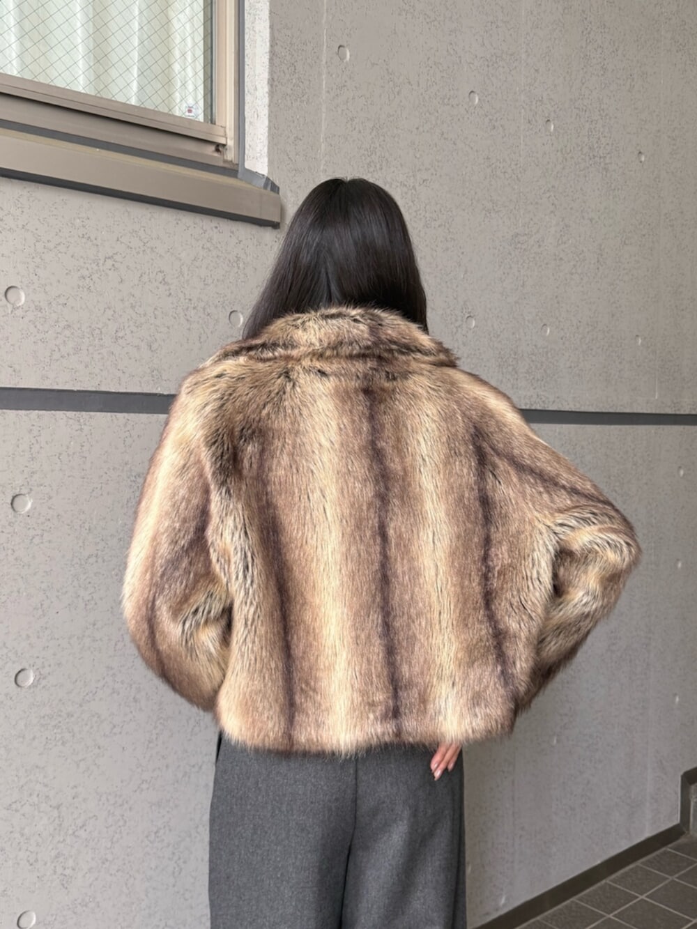 その他のブルゾン、ブラック系のニット/セーター、グレー系のスラックスを着用したレディースの秋コーディネートの6枚目の写真