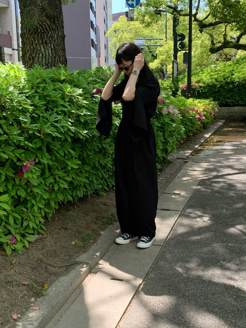 ブラック系のつなぎ/オールインワン、ブラック系のスニーカーを着用したレディースの春コーディネートの2枚目の写真