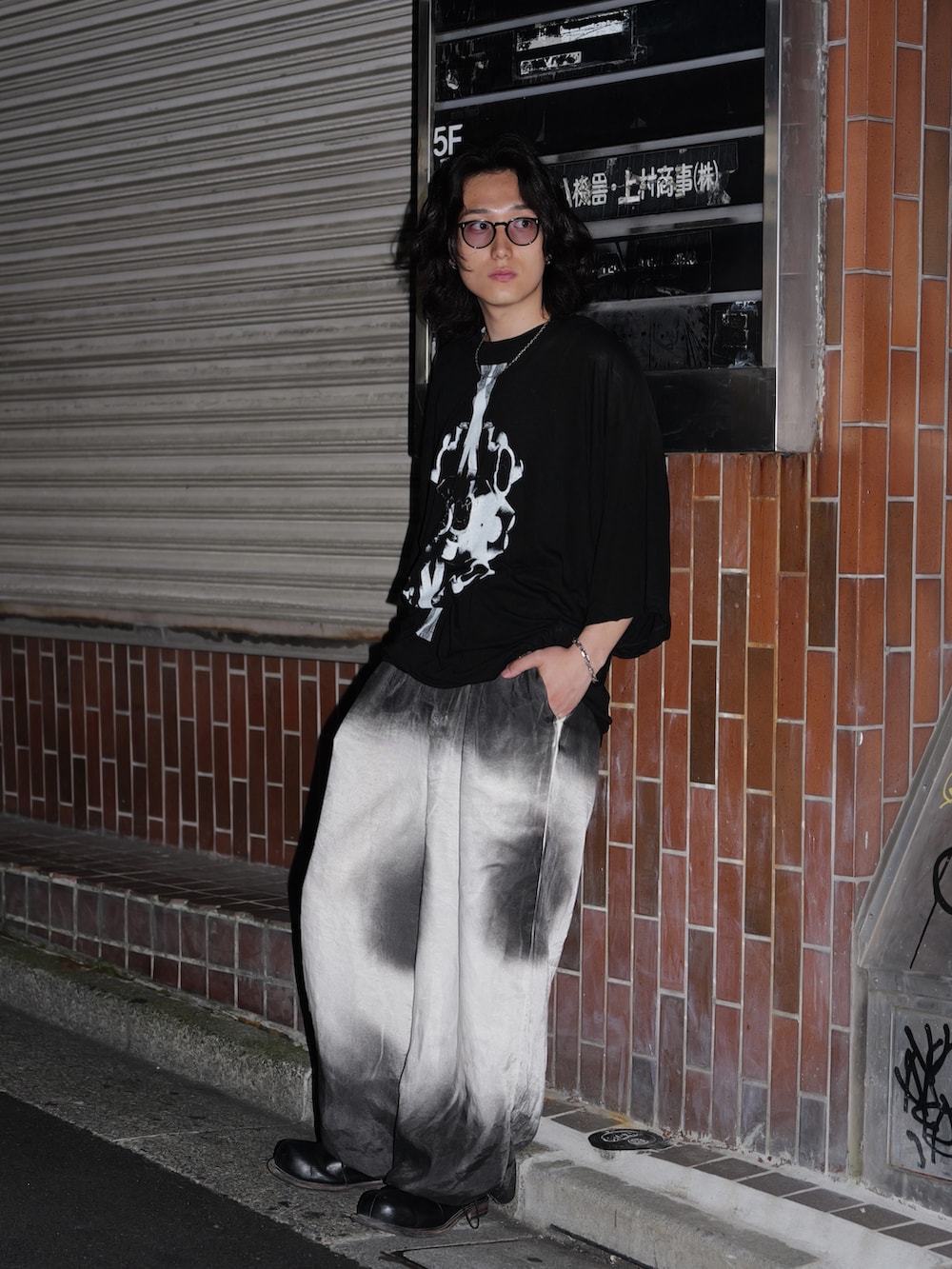 ブラック系のTシャツ/カットソー、ホワイト系のその他パンツ、ブラック系のブーツを着用したメンズの秋コーディネートの2枚目の写真