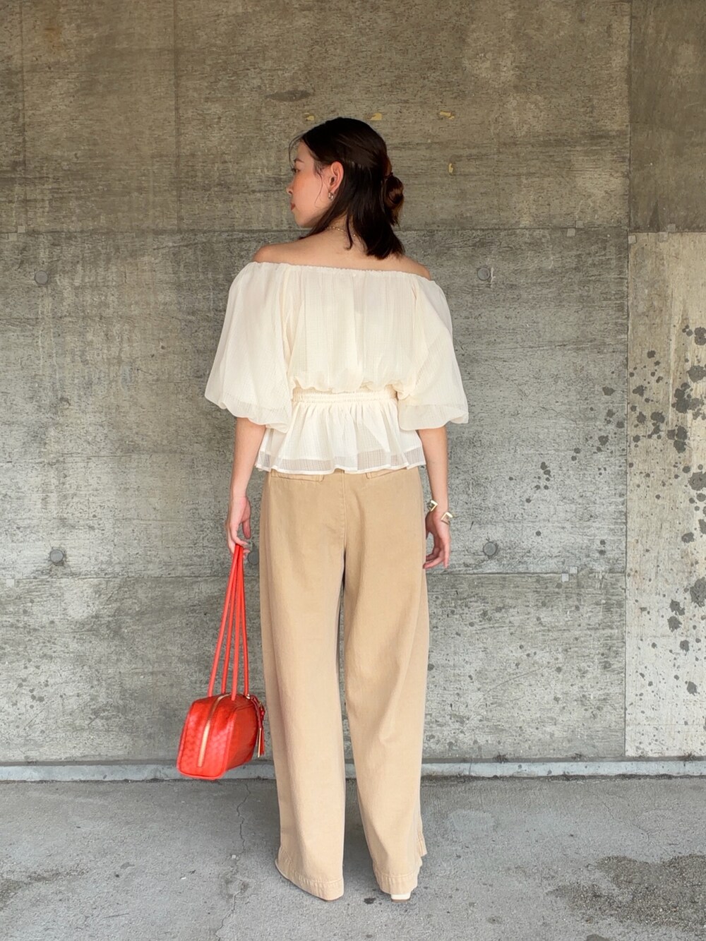 ホワイト系のシャツ/ブラウス、イエロー系のその他パンツ、オレンジ系のボストンバッグを着用したレディースの夏コーディネートの3枚目の写真