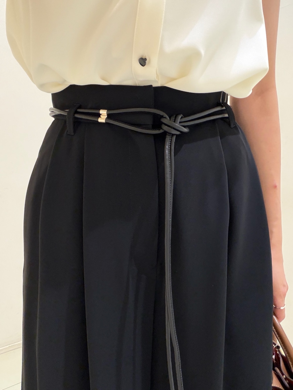 ブラック系のその他パンツ、ホワイト系のシャツ/ブラウス、ブラウン系のトートバッグを着用したレディースの夏コーディネートの4枚目の写真
