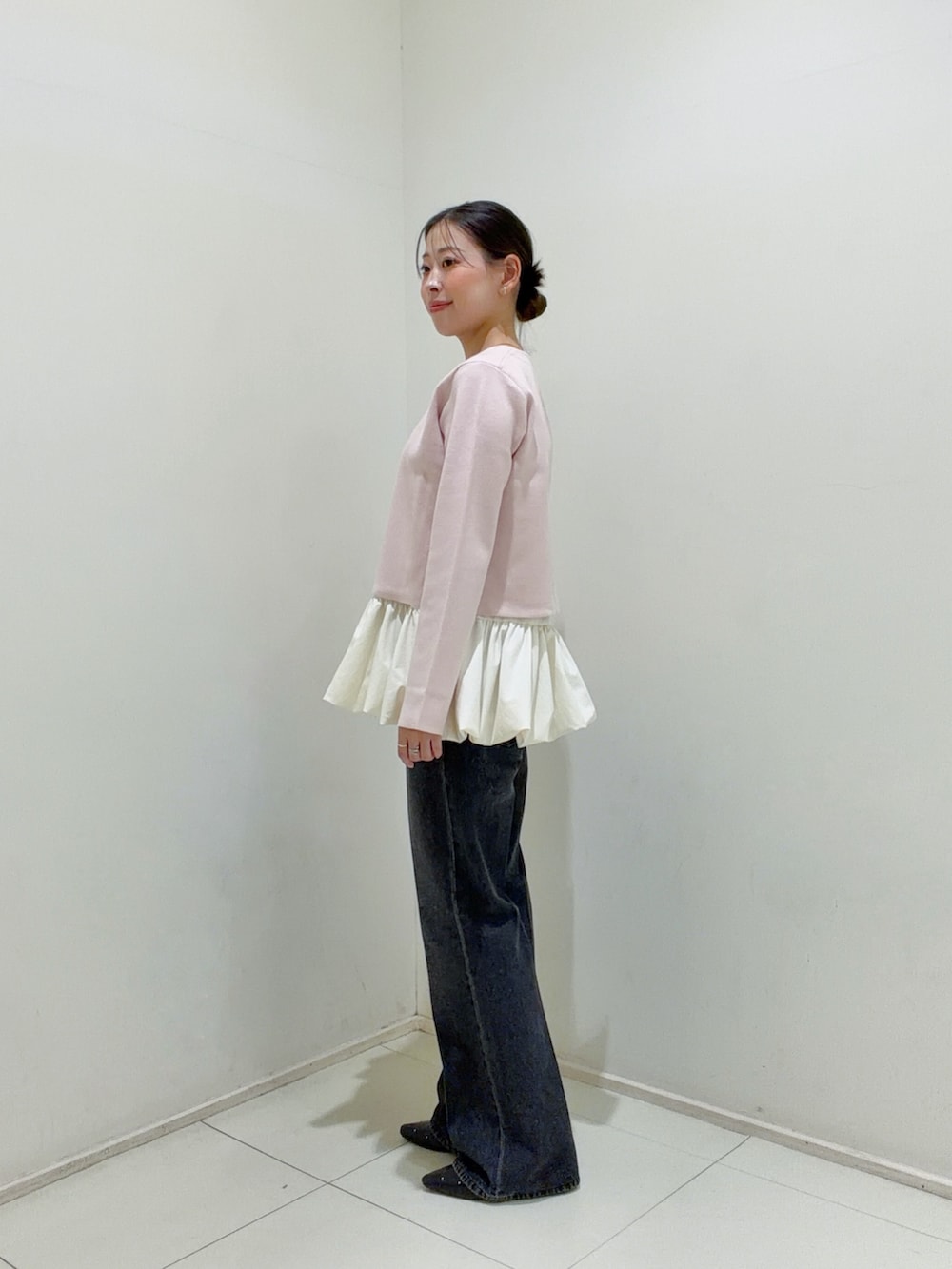ピンク系のカーディガン/ボレロ、ホワイト系のキャミソール、ブラック系のその他パンツを着用したレディースの夏コーディネートの2枚目の写真