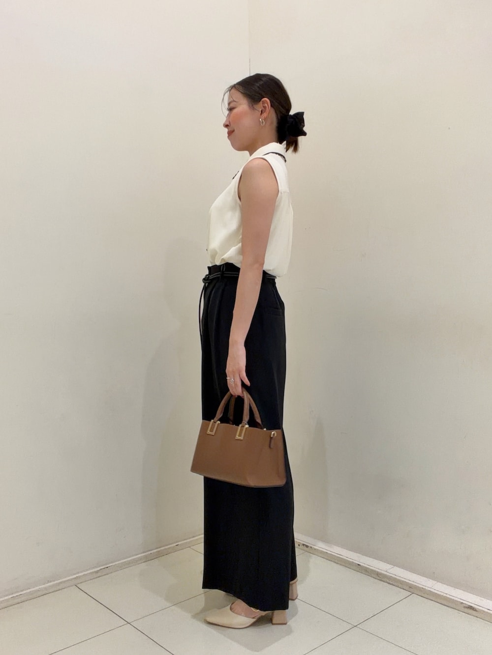 ブラック系のその他パンツ、ホワイト系のシャツ/ブラウス、ブラウン系のトートバッグを着用したレディースの夏コーディネートの2枚目の写真