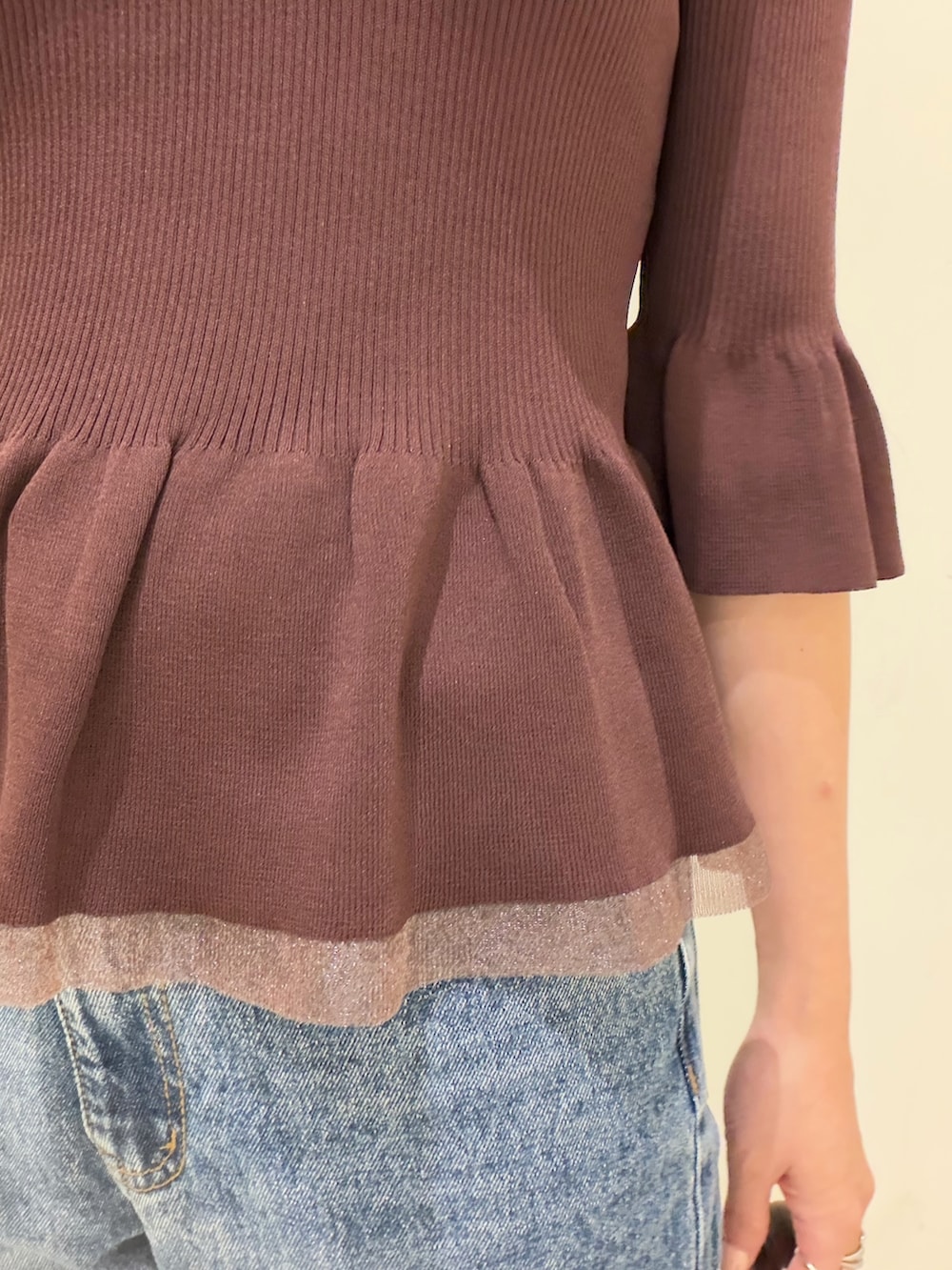 ブラウン系のニット/セーター、ブルー系のその他パンツ、レッド系のトートバッグを着用したレディースの夏コーディネートの6枚目の写真