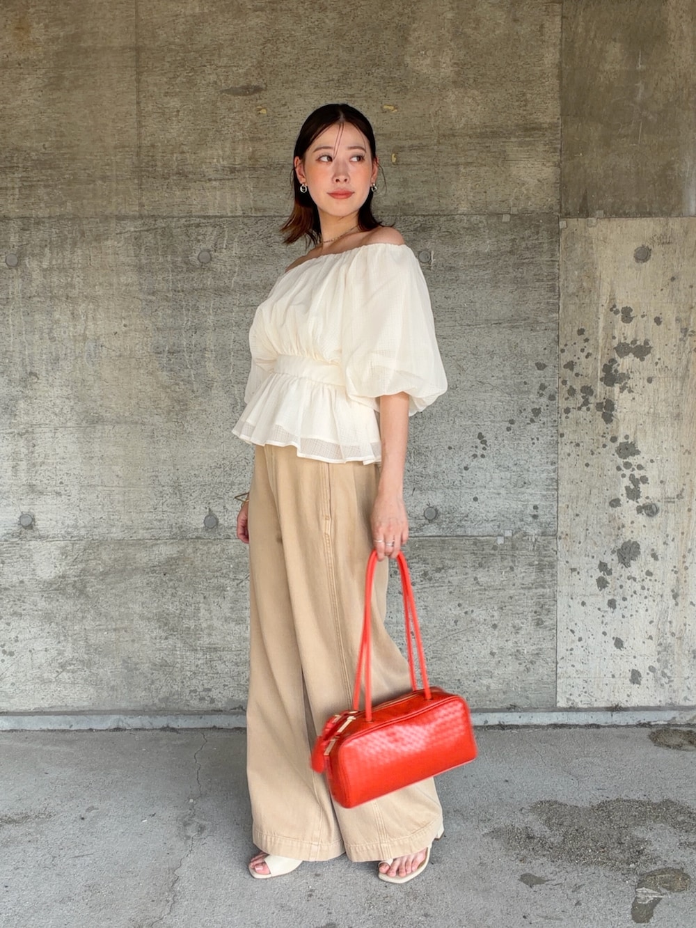 ホワイト系のシャツ/ブラウス、イエロー系のその他パンツ、オレンジ系のボストンバッグを着用したレディースの夏コーディネートの2枚目の写真