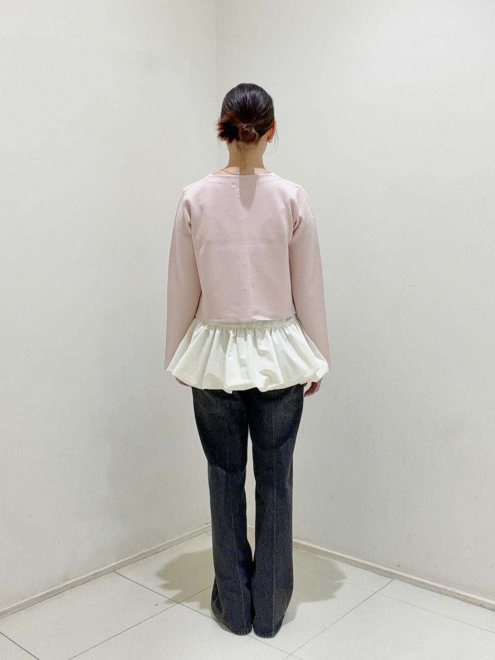 ピンク系のカーディガン/ボレロ、ホワイト系のキャミソール、ブラック系のその他パンツを着用したレディースの夏コーディネートの3枚目の写真