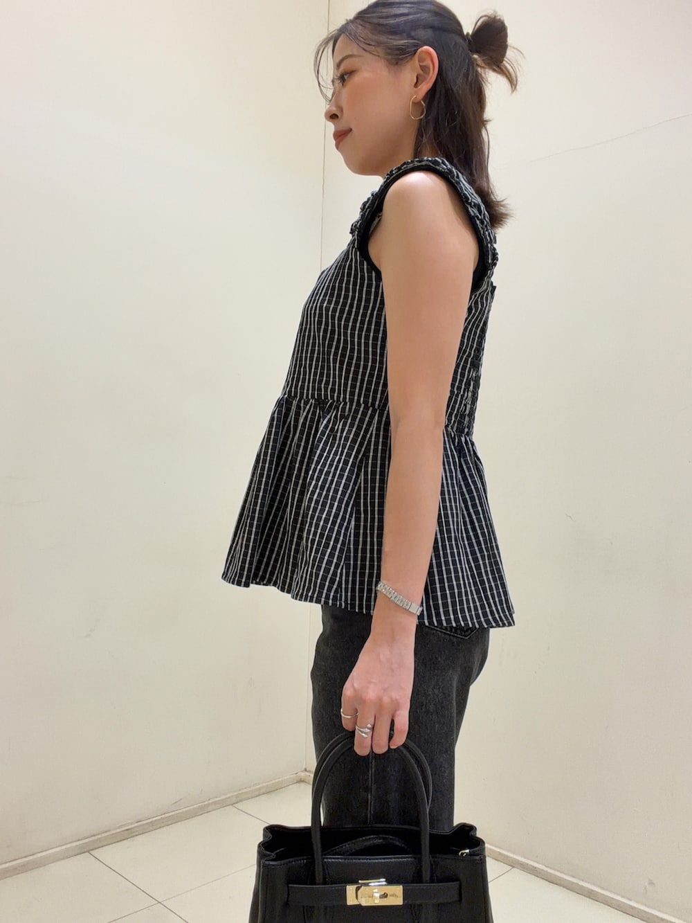 ブラック系のシャツ/ブラウス、ブラック系のデニムパンツ、ブラック系のトートバッグを着用したレディースの夏コーディネートの5枚目の写真