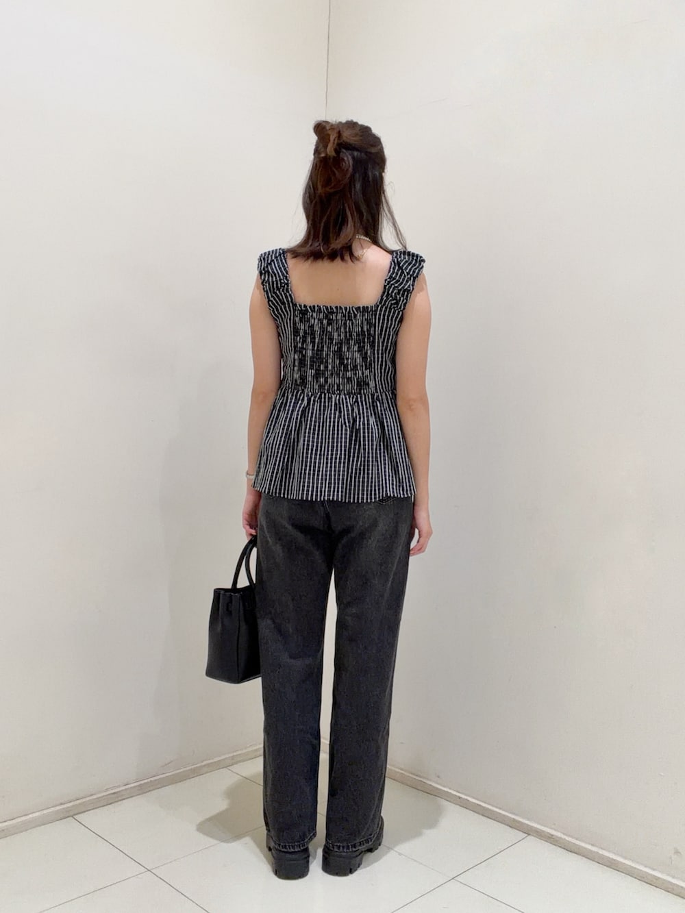 ブラック系のシャツ/ブラウス、ブラック系のデニムパンツ、ブラック系のトートバッグを着用したレディースの夏コーディネートの3枚目の写真