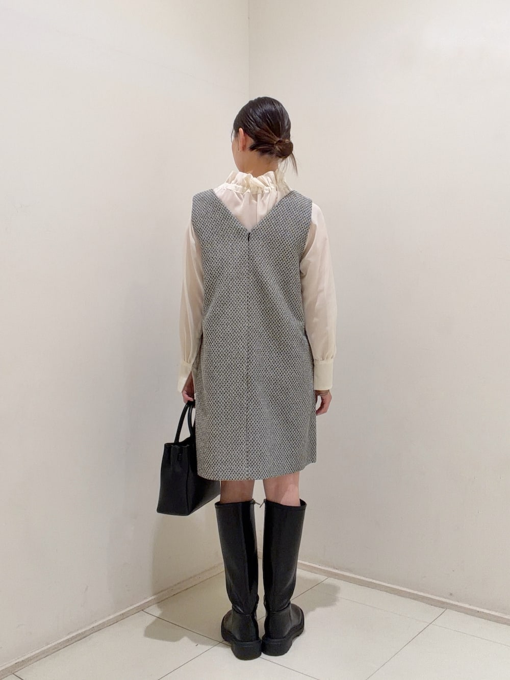 ブラック系のワンピース、ホワイト系のシャツ/ブラウス、ブラック系のブーツを着用したレディースの夏コーディネートの4枚目の写真