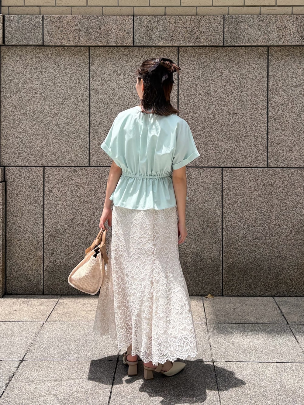グリーン系のシャツ/ブラウス、ホワイト系のスカート、ホワイト系のトートバッグを着用したレディースの夏コーディネートの4枚目の写真