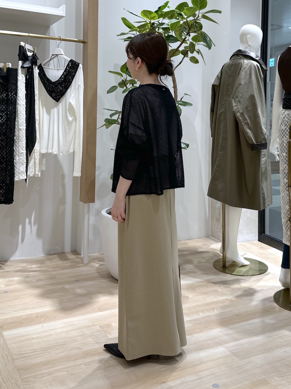 ベージュ系のスカート、ブラック系のパンプス、ブラウン系のショルダーバッグを着用したレディースの夏コーディネートの4枚目の写真