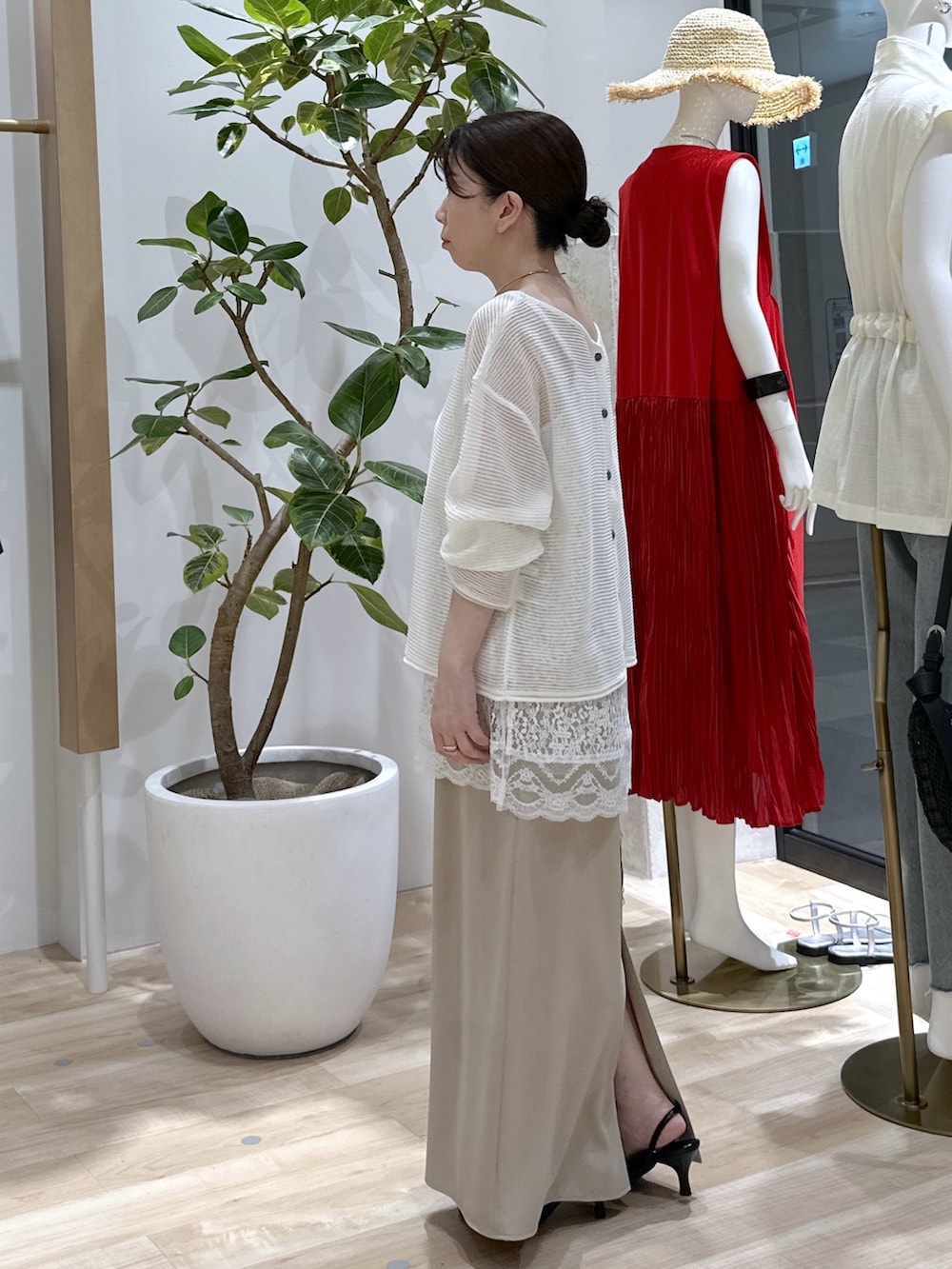 ブラック系のサンダル、ベージュ系のスカート、ブラック系のショルダーバッグを着用したレディースの夏コーディネートの4枚目の写真