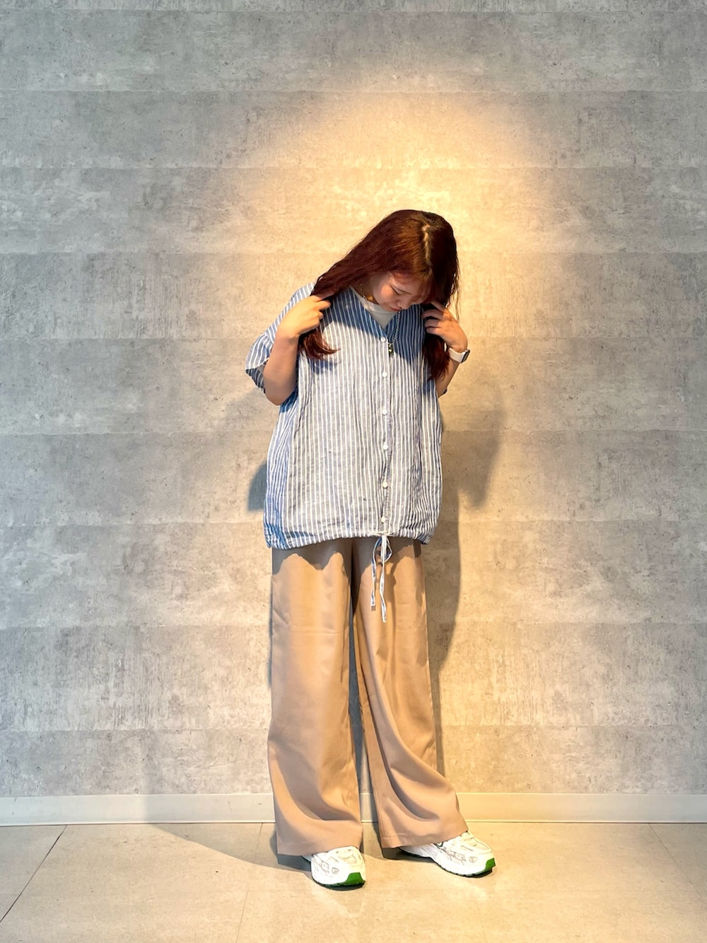 ブルー系のシャツ/ブラウス、ホワイト系のTシャツ/カットソー、ベージュ系のパンツを着用したレディースの夏コーディネートの3枚目の写真