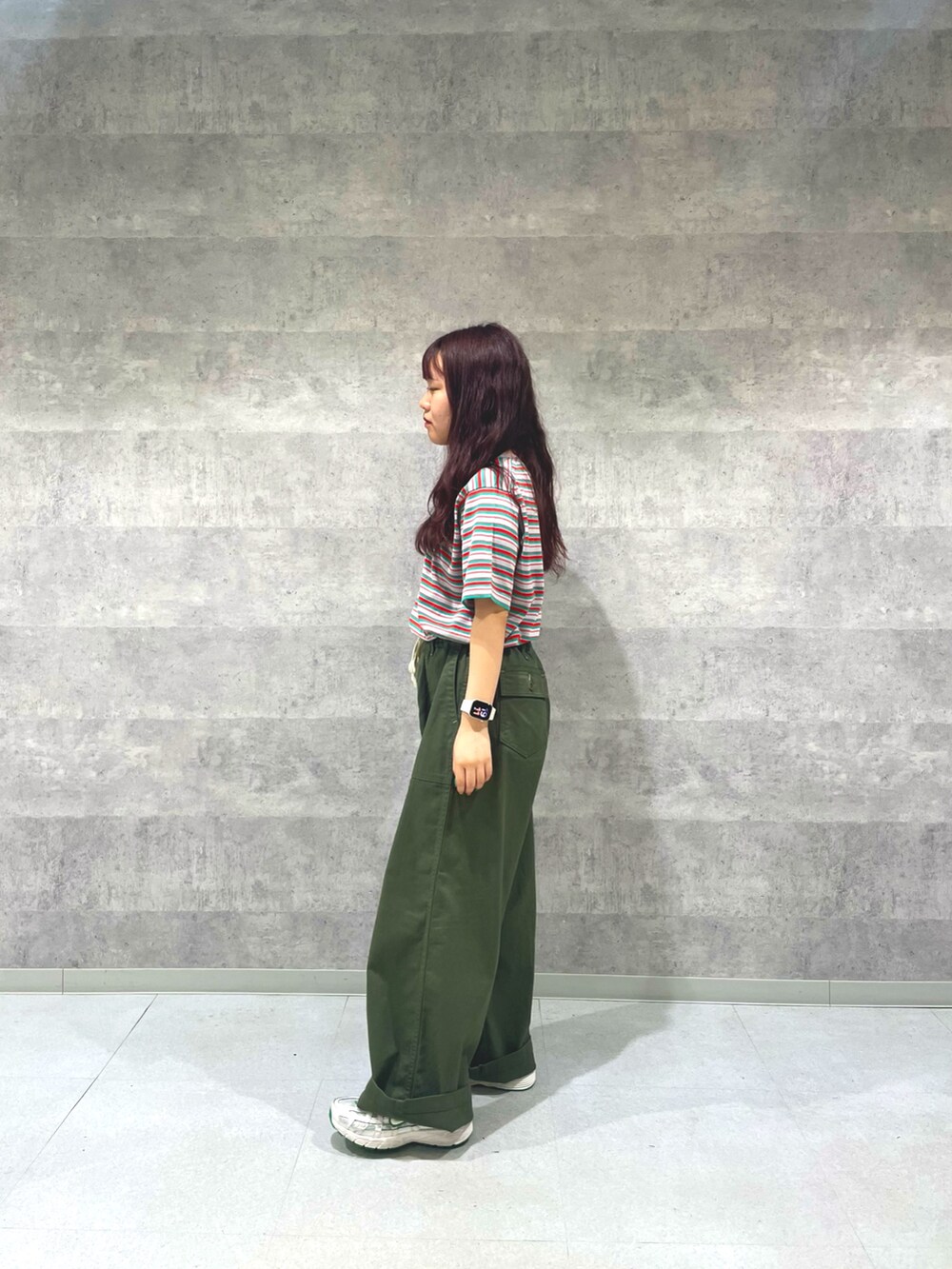 グリーン系のその他パンツ、その他のTシャツ/カットソー、グリーン系のスニーカーを着用したレディースの夏コーディネートの3枚目の写真