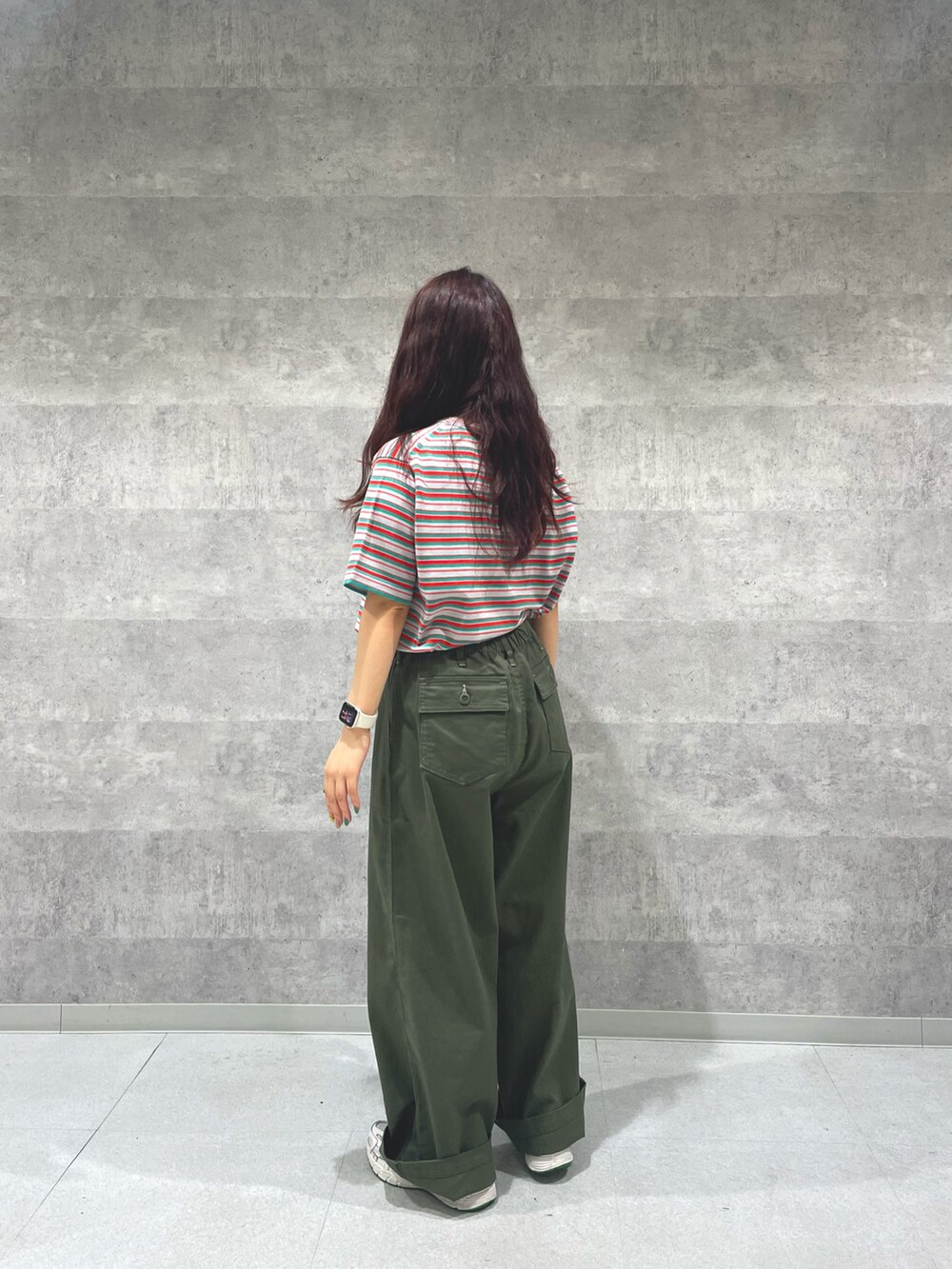 グリーン系のその他パンツ、その他のTシャツ/カットソー、グリーン系のスニーカーを着用したレディースの夏コーディネートの4枚目の写真