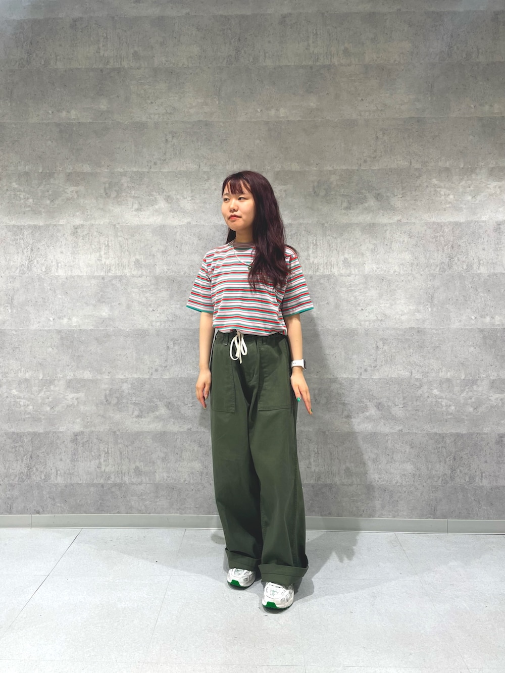 グリーン系のその他パンツ、その他のTシャツ/カットソー、グリーン系のスニーカーを着用したレディースの夏コーディネートの2枚目の写真