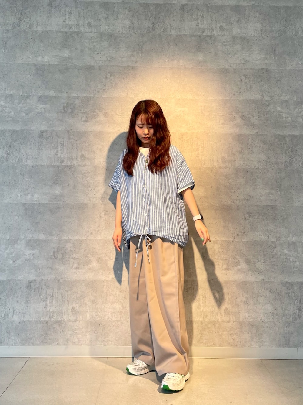 ブルー系のシャツ/ブラウス、ホワイト系のTシャツ/カットソー、ベージュ系のパンツを着用したレディースの夏コーディネートの2枚目の写真